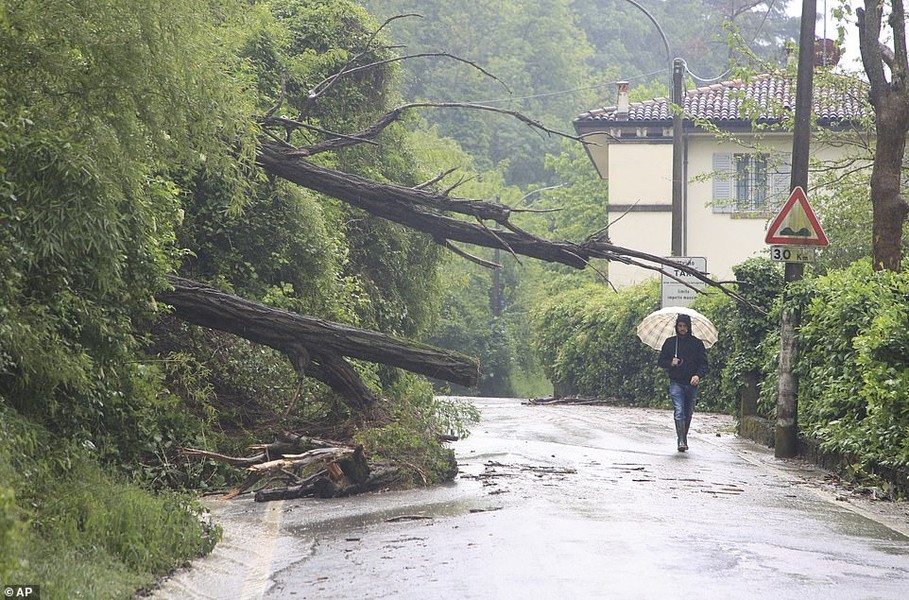 Hình ảnh lũ lụt khủng khiếp tại Italy, 10.000 người phải rời nhà