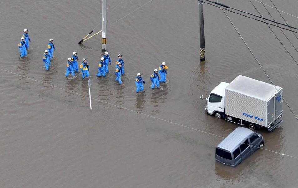 Bão Mawar gây mưa lớn, Nhật Bản kêu gọi cảnh giác cao độ
