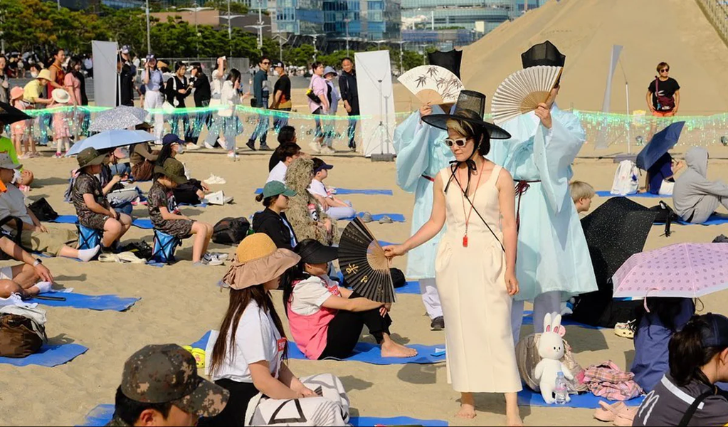 Trai xinh gái đẹp Hàn Quốc dự cuộc thi… không làm gì
