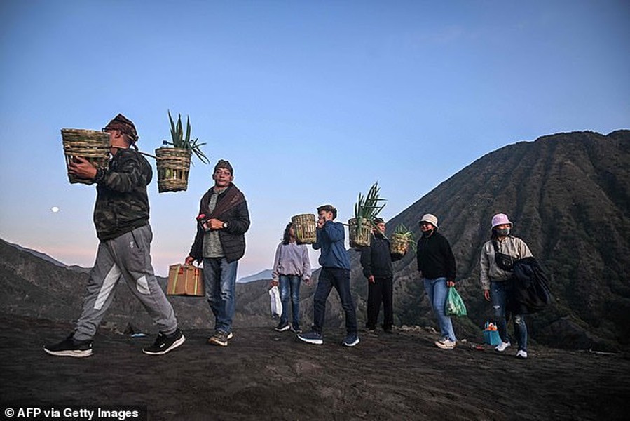 Hàng ngàn người ném gia súc, thực phẩm xuống miệng núi lửa 