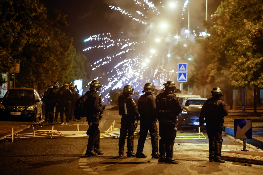 Chùm ảnh biểu tình ở Pháp, 150 người bị bắt 