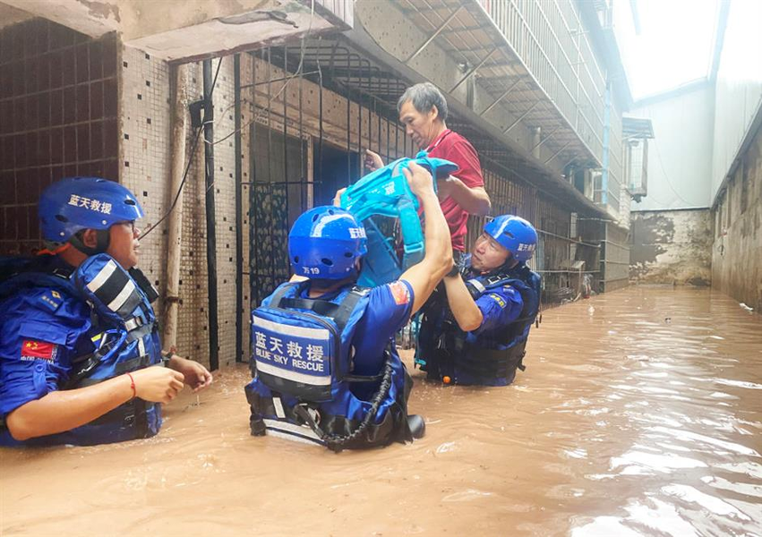 Chùm ảnh mưa lũ tàn phá ghê gớm tại Trung Quốc 