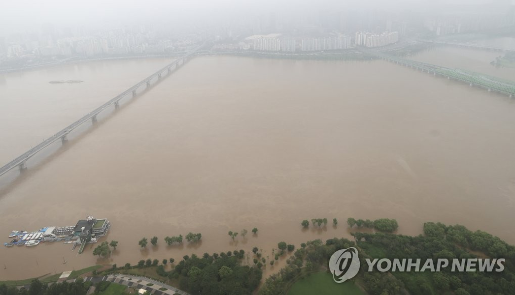 Chùm ảnh mưa ngập gây chết người ở Hàn Quốc
