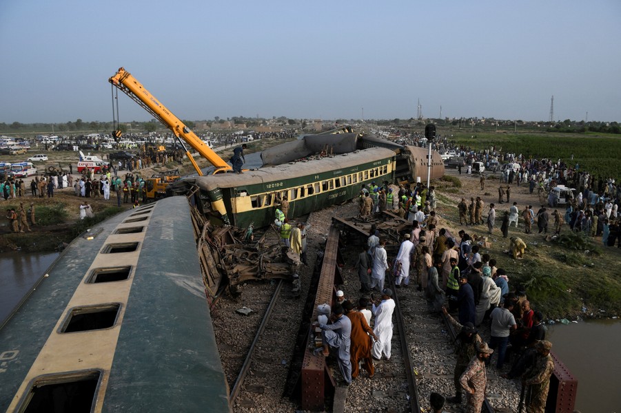 Hiện trường vụ tai nạn tàu hỏa khiến ít nhất 30 người thiệt mạng