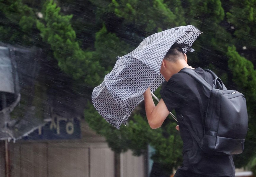 Chùm ảnh mưa lũ hoành hành, Hàn Quốc hủy 350 chuyến bay