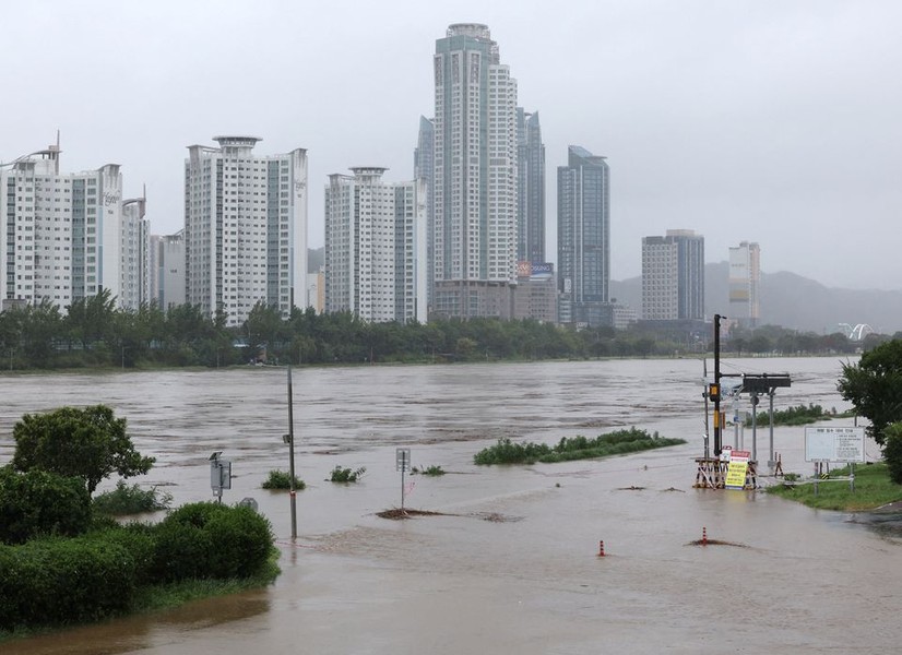Chùm ảnh mưa lũ hoành hành, Hàn Quốc hủy 350 chuyến bay
