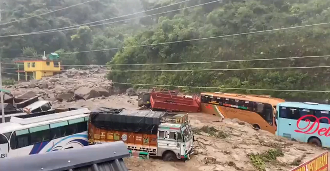 Chùm ảnh lũ lụt và lở đất cướp đi sinh mạng của ít nhất 24 người Ấn Độ