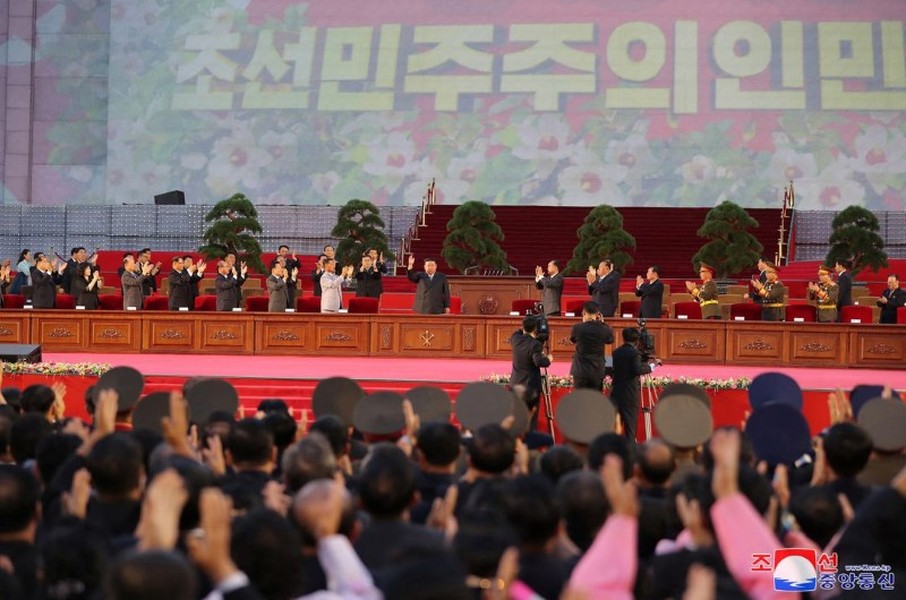 Chủ tịch Kim Jong Un và con gái dự lễ duyệt binh mừng quốc khánh Triều Tiên