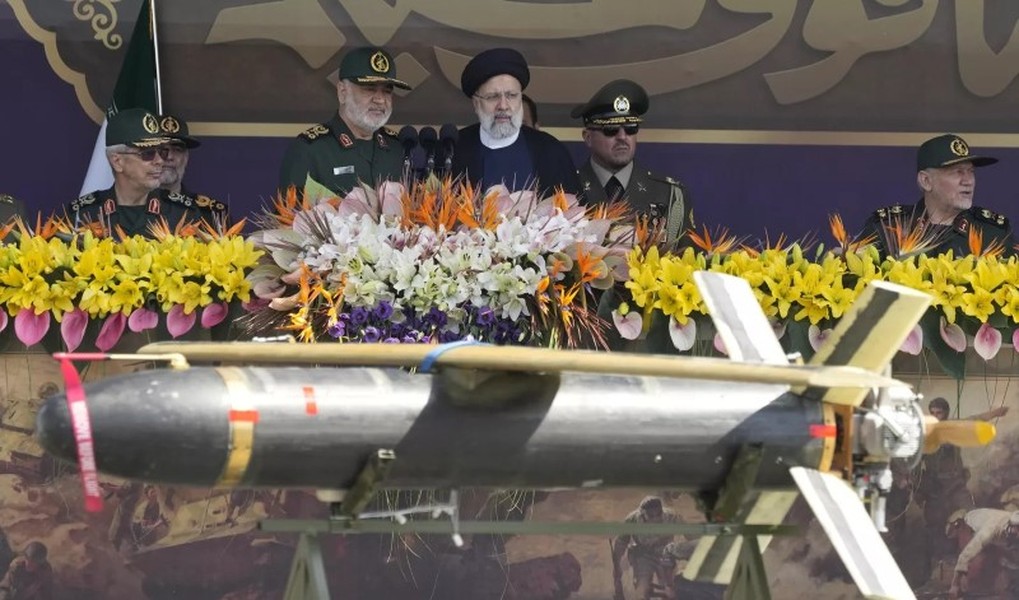 Iran duyệt binh với hàng loạt vũ khí tối tân