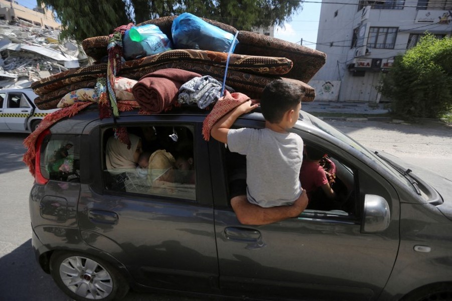 Hình ảnh người Palestine rời bỏ nhà cửa sau lệnh của Israel 