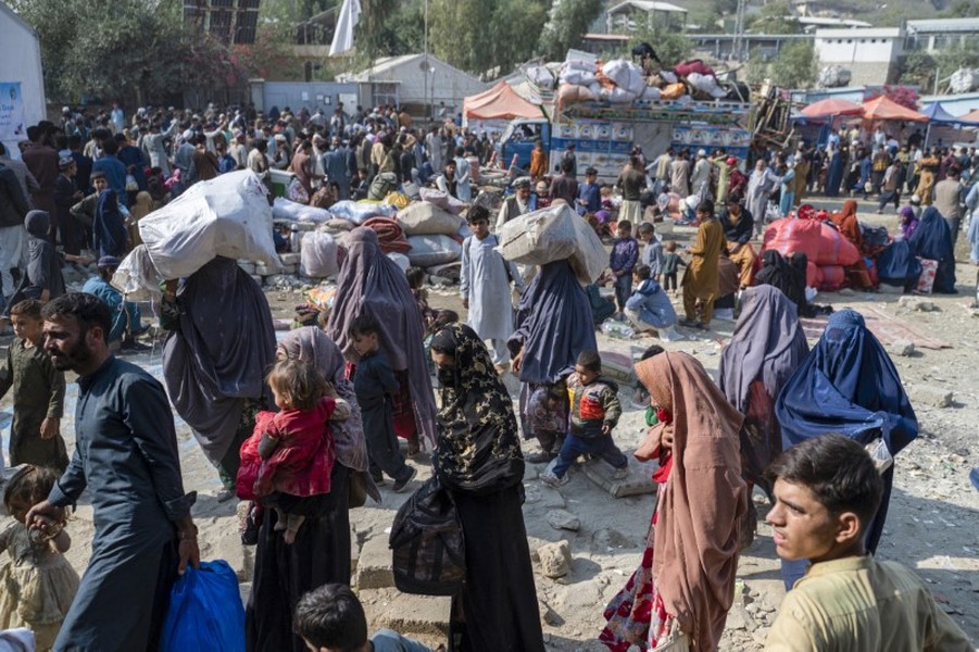 Hình ảnh người Afghanistan ùn ùn rời Pakistan 