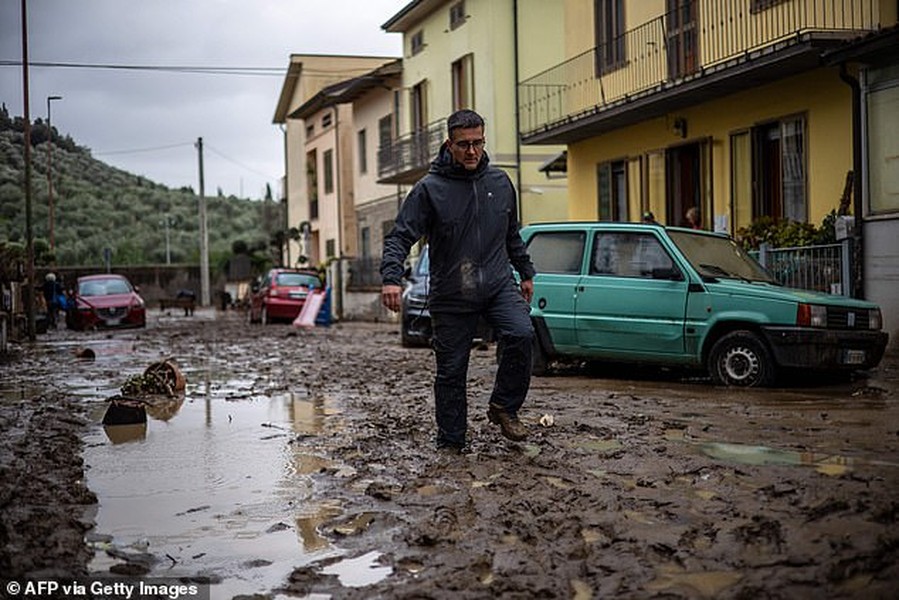 Chùm ảnh bão Ciaran tàn phá ở châu Âu, trút mưa kỷ lục