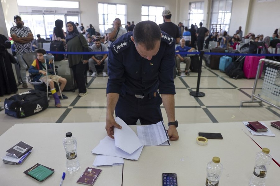 Hình ảnh hàng trăm người mang hộ chiếu nước ngoài rời Gaza đến Ai Cập 