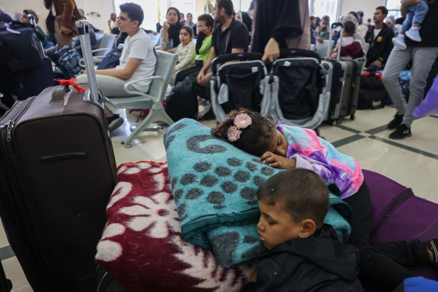 Hình ảnh hàng trăm người mang hộ chiếu nước ngoài rời Gaza đến Ai Cập 