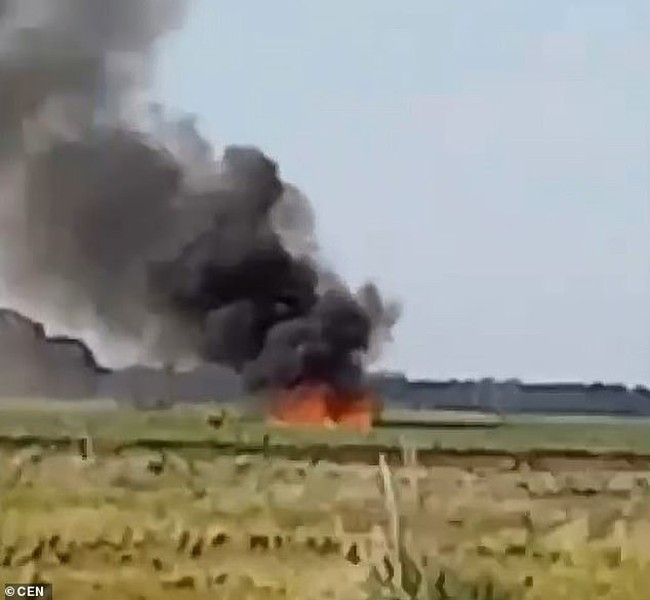 Khoảnh khắc máy bay rơi và bốc cháy tại triển lãm hàng không 