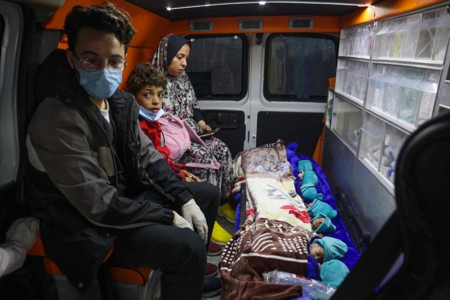 Chùm ảnh hàng chục trẻ sinh non ở Gaza sơ tán đến Ai Cập 