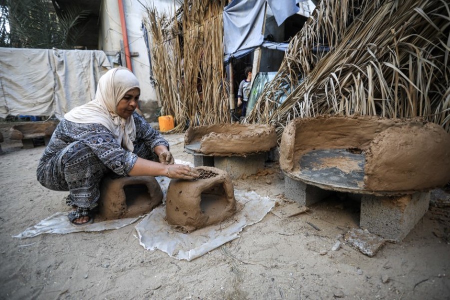 Hình ảnh người dân Gaza chế lò nướng truyền thống trong vòng vây