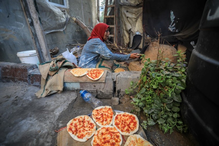 Hình ảnh người dân Gaza chế lò nướng truyền thống trong vòng vây