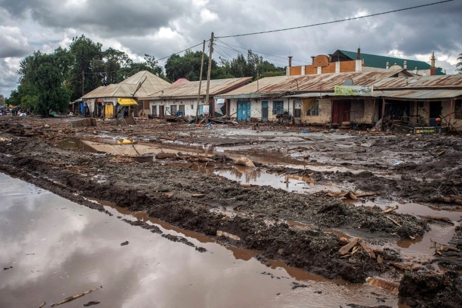 Chùm ảnh mưa và lở đất kinh hoàng khiến ít nhất 65 người thiệt mạng