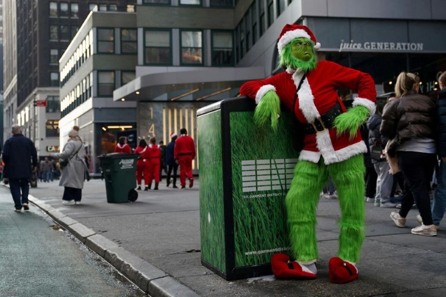 Chùm ảnh đường phố New York đỏ rực hình ảnh ông già Noel 