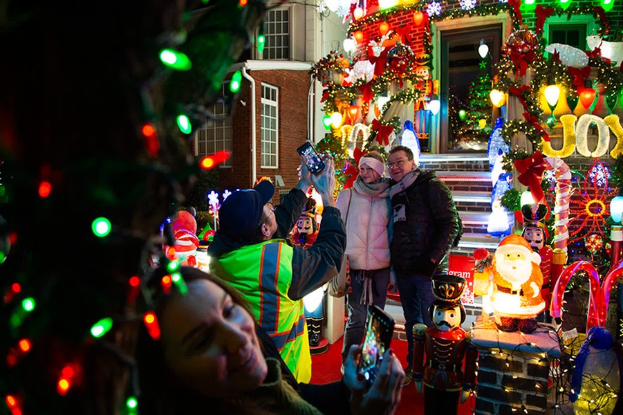 Ngắm khu phố Giáng sinh lộng lẫy 'hot' nhất New York