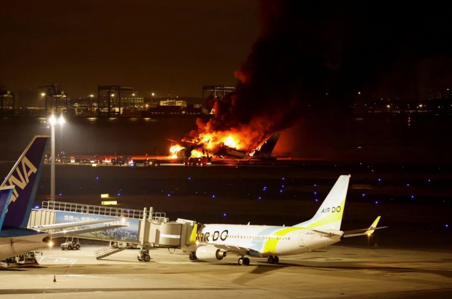 Hình ảnh máy bay chở 379 hành khách cháy ngùn ngụt trên đường băng ở Tokyo