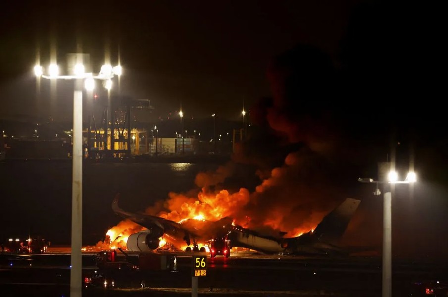 Hình ảnh máy bay chở 379 hành khách cháy ngùn ngụt trên đường băng ở Tokyo