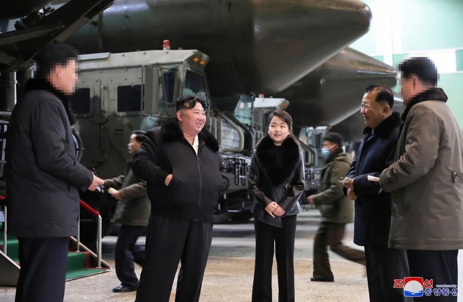 Chùm ảnh ông Kim Jong un và con gái thị sát nhà máy sản xuất bệ phóng ICBM