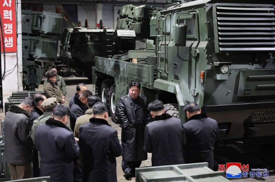 Chùm ảnh ông Kim Jong Un thị sát các nhà máy sản xuất vũ khí lớn