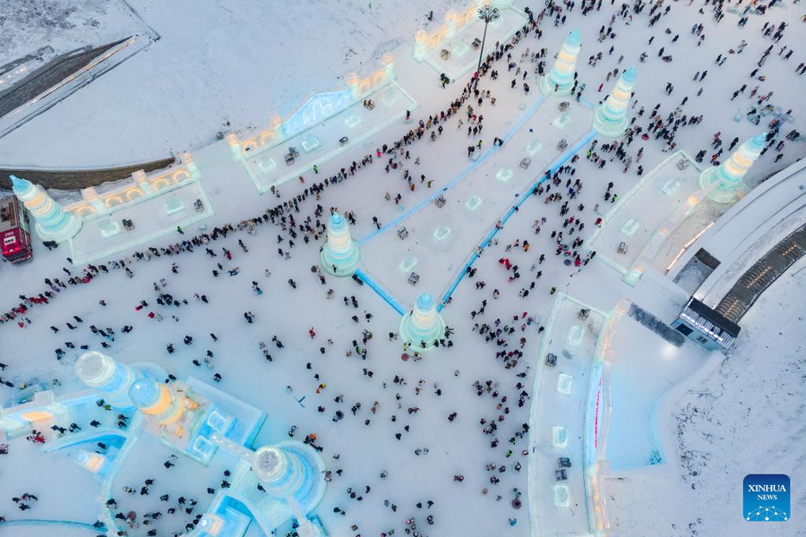 Chùm ảnh hàng ngàn người chịu lạnh âm 20 độ trong Thế giới băng tuyết