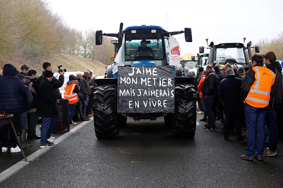 Chùm ảnh nông dân Pháp đổ khoai tây, đốt bánh xe chặn các con đường
