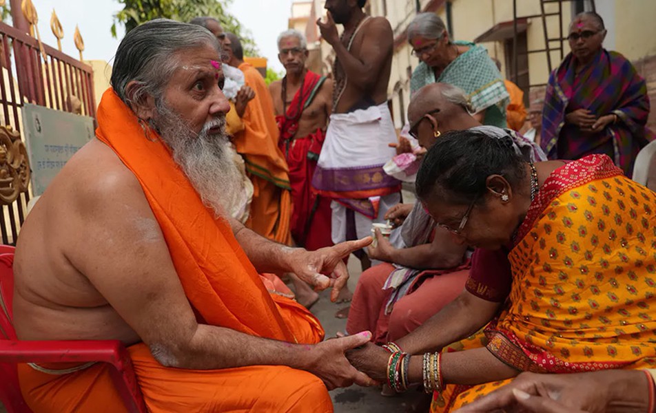 Chùm ảnh nơi những lão niên Hindu cố gắng phá vỡ vòng luân hồi