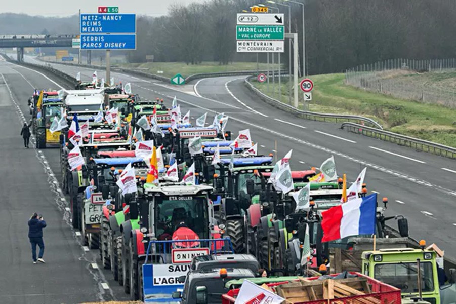 Hình ảnh làn sóng phản đối của nông dân lan rộng khắp châu Âu