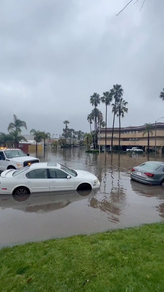 Chùm ảnh bão ‘sông khí quyển’ tàn phá California 