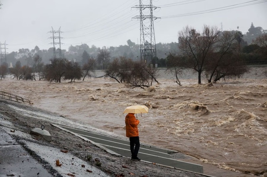 Chùm ảnh bão ‘sông khí quyển’ tàn phá California 