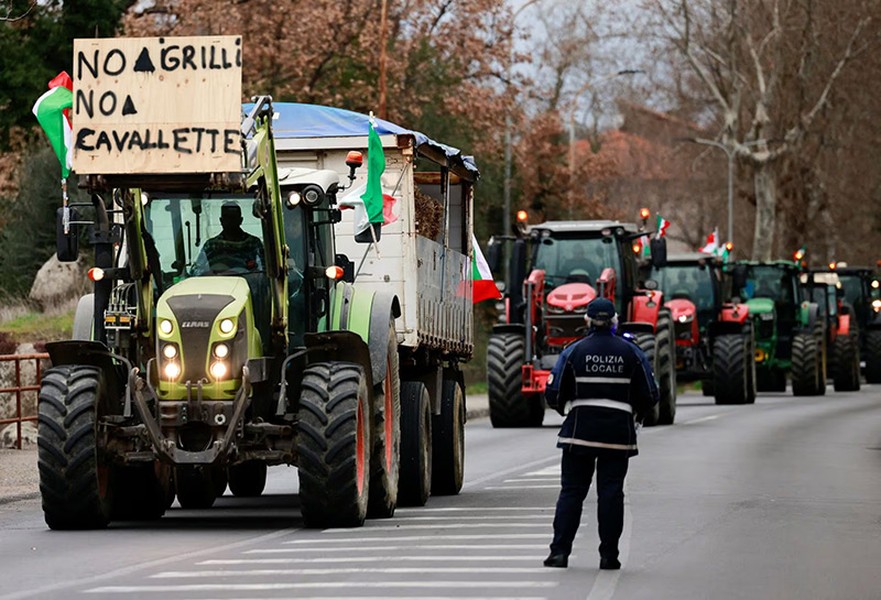 Hình ảnh nông dân tiếp tục xuống đường khắp châu Âu