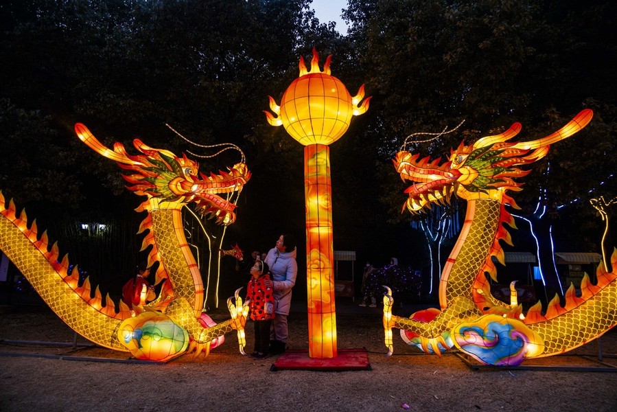 Đèn lồng đón năm con rồng rực rỡ khắp Trung Quốc