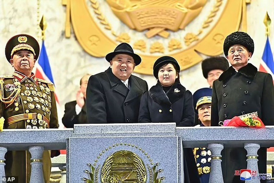 Trang phục tương đồng giữa ông Kim Jong un và con gái nói lên điều gì?