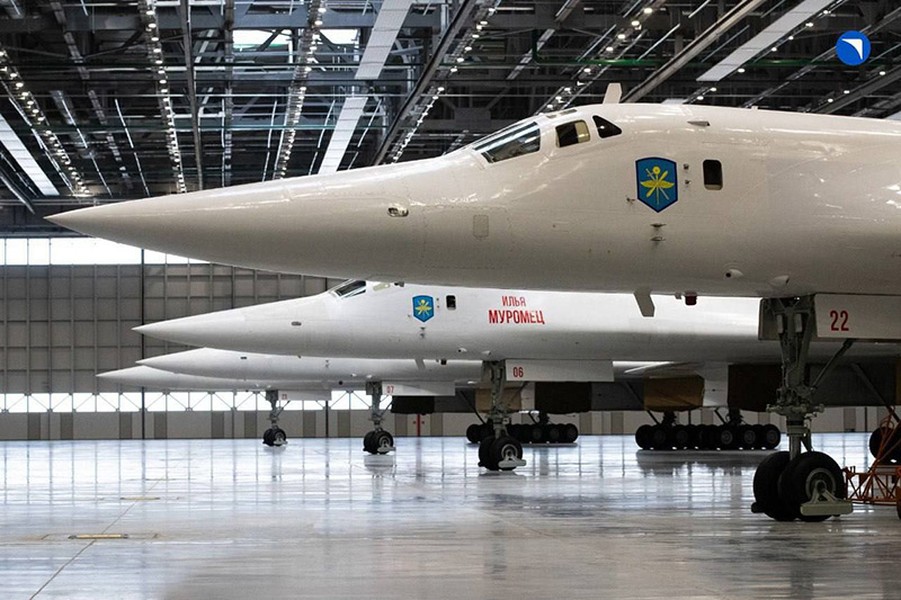 Hình ảnh ông Putin vào buồng lái máy bay ném bom Tu-160M