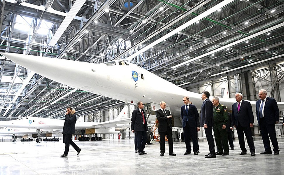 Hình ảnh ông Putin vào buồng lái máy bay ném bom Tu-160M