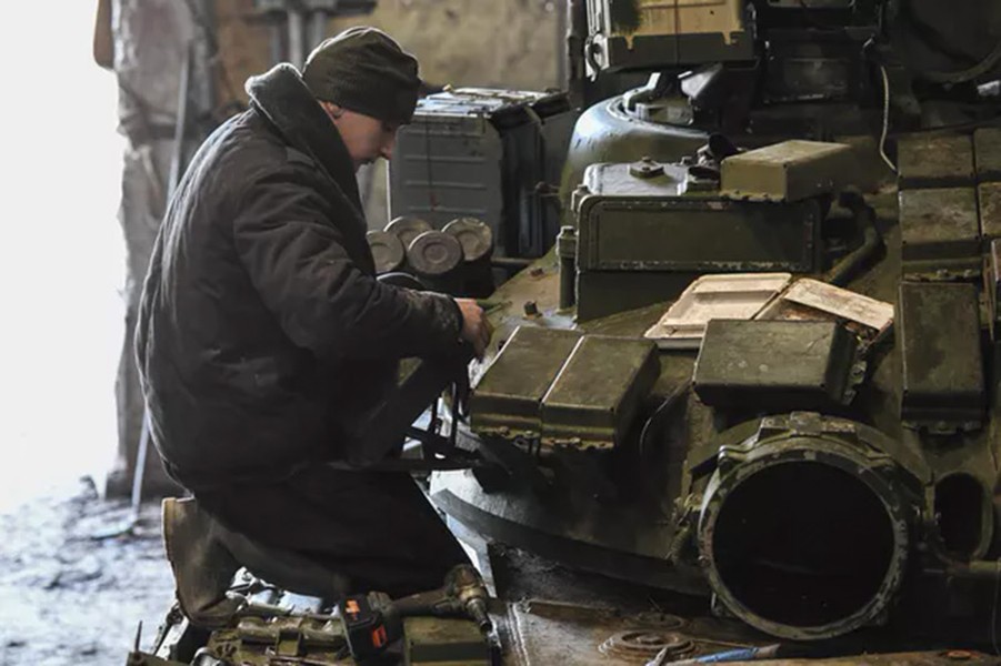 Hình ảnh sửa chữa và hiện đại hóa xe tăng ngay trên chiến địa