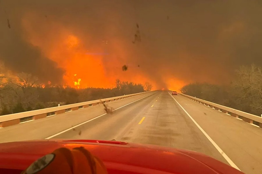 Chùm ảnh Texas chiến đấu với cháy rừng lịch sử 