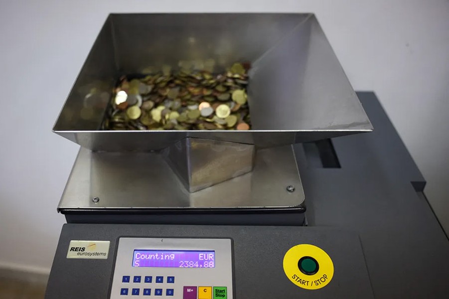 Chùm ảnh: Công dụng những đồng xu được ném xuống đài phun nước Trevi ở Rome