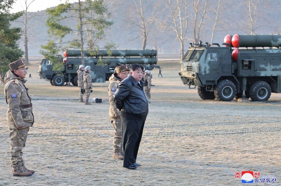 Ông Kim Jong un giám sát tập trận với các bệ phóng tên lửa siêu lớn