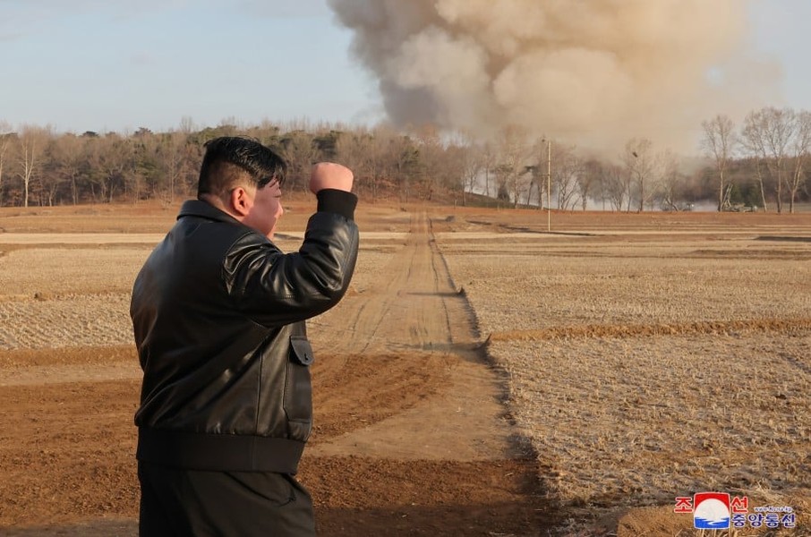 Ông Kim Jong un giám sát tập trận với các bệ phóng tên lửa siêu lớn