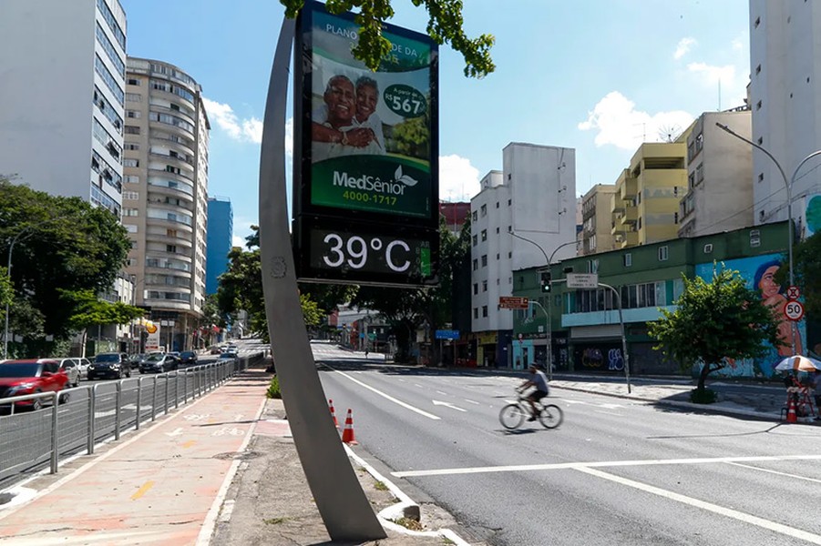 Chùm ảnh cái nóng ngột ngạt 62,3 độ C thiêu đốt thủ đô Brazil 