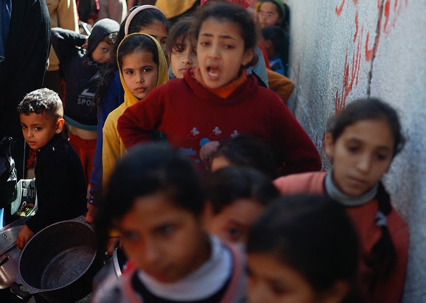 Chùm ảnh người dân Gaza tranh giành thực phẩm trong tuyệt vọng