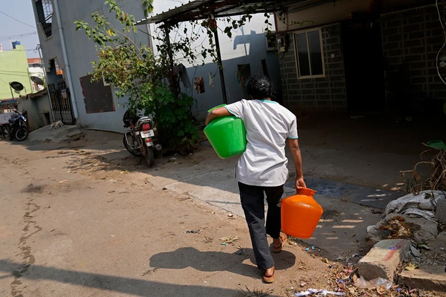 Chùm ảnh bang Ấn Độ cạn kiệt nước dù chưa đến mùa hè