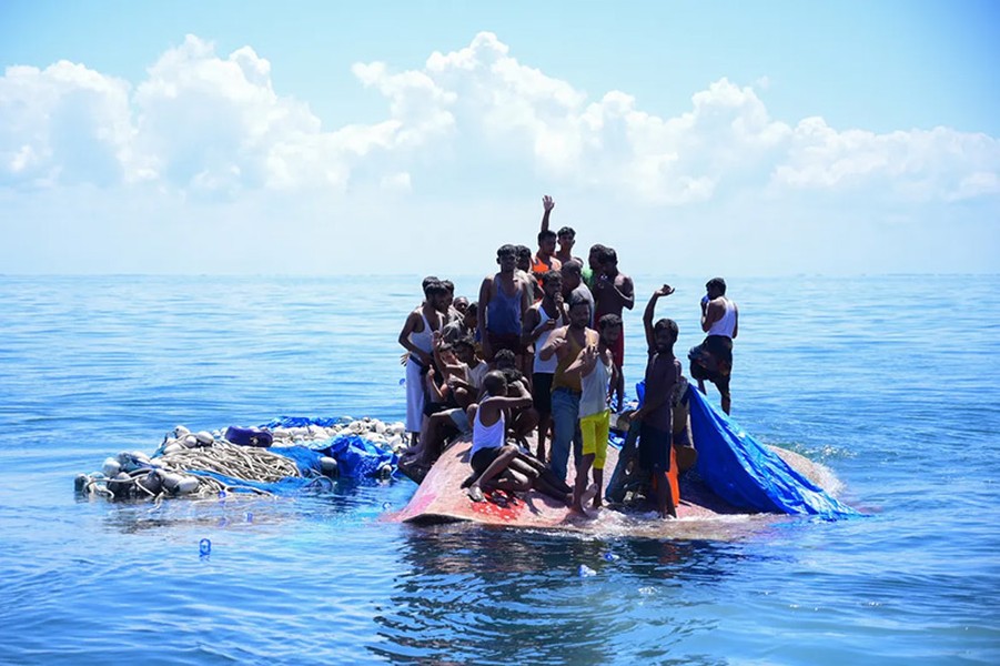 Chùm ảnh cuộc giải cứu người Rohingya đầy kịch tính trên biển