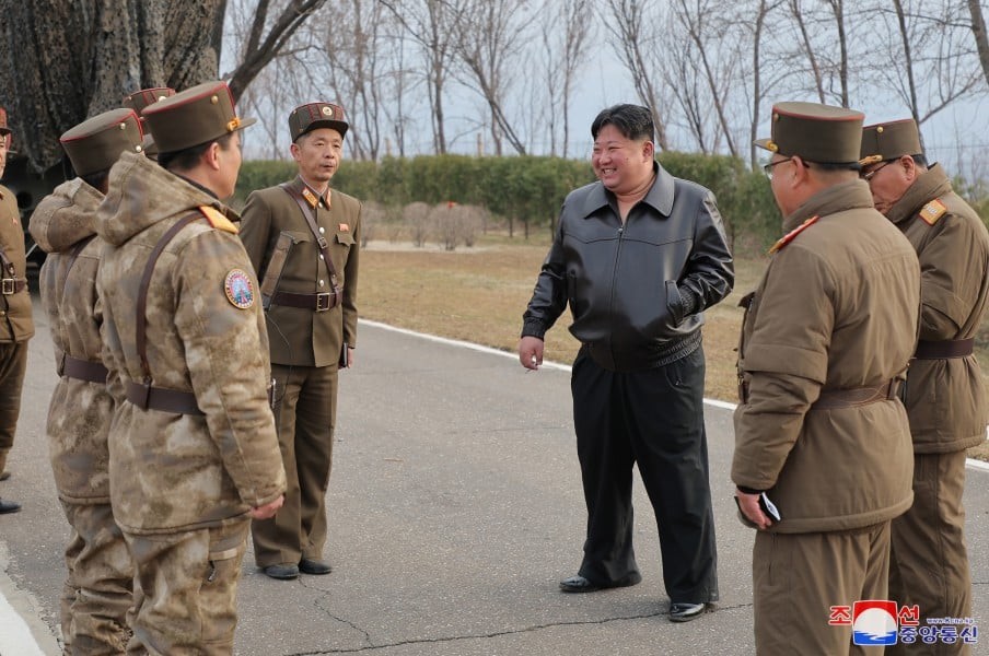 Chùm ảnh ông Kim Jong Un giám sát vụ thử vũ khí siêu vượt âm mới